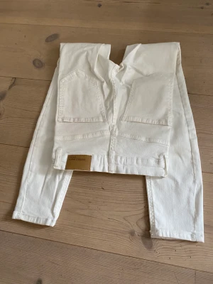 Vita Jeans - Vita jeans från Gina tricot  Använd en gång och helt i ny skick säljes pårgrund utav att det inte kommer till användning 80kr + frakt 