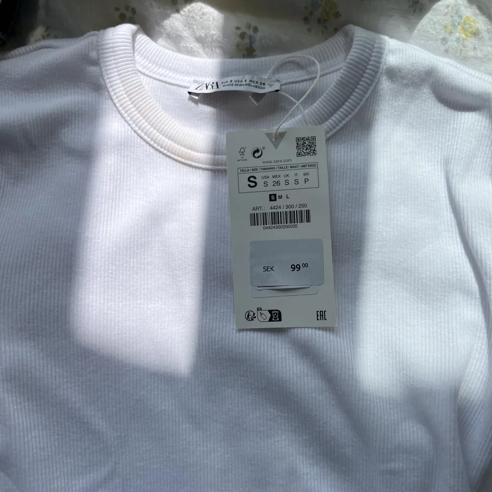Säljer denna vita t-shirts från zara då jag inte han skicka till baka den och hade beställt två st. Lappen är kvar, skriv gärna vid frågor eller för fler bilder . T-shirts.