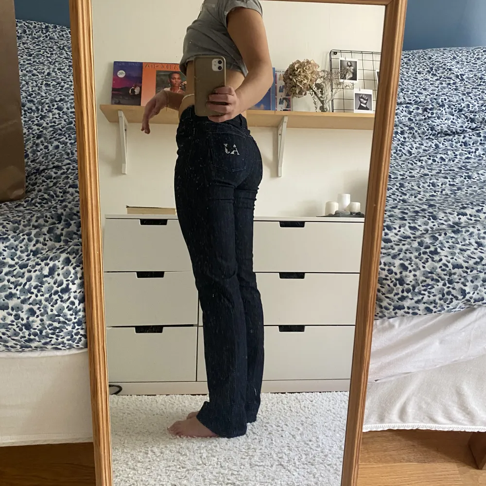 Lågmidjade bootcut Jeans från Armani Jeans.  Size: 29 Passar mig som är 176 men aningen korta i längden. Mycket fin kvalite . Jeans & Byxor.