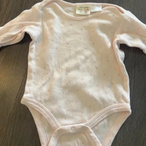 Zara baby body  - Zara baby body, storlek 62 men väldigt små i storleken skulle säga att den är mer en 56💕