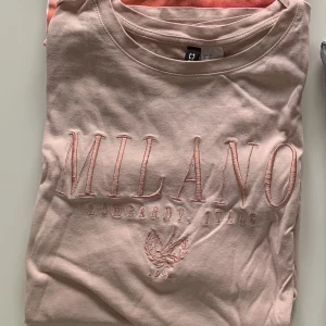 Rosa T-Shirt  - Rosa T-Shirt XS: 15kr Kan mötas upp.  Vid Köp av alla T-Shirts: 79kr Vid köp av alla kläder (Se profil) 249kr