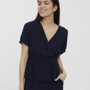 blåa top från vero moda  -  säljer denna blåa topp från vero moda köpte den för 300 och säljer för 120. Toppen är oanvänd 