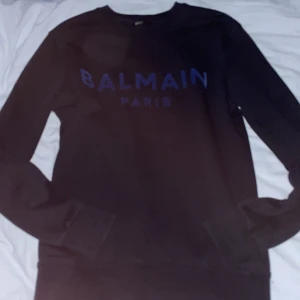 Balmain - Jag säljer denna balmain tröjan för 1800 kr. Den har inte en enda fläk på sig och är bara använd ett par gånger. Storlek- 160. 