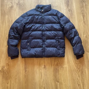 Gant jacka  - Köpte secondhand förra sommaren men jag har inte använt den. Orange på insidan. 