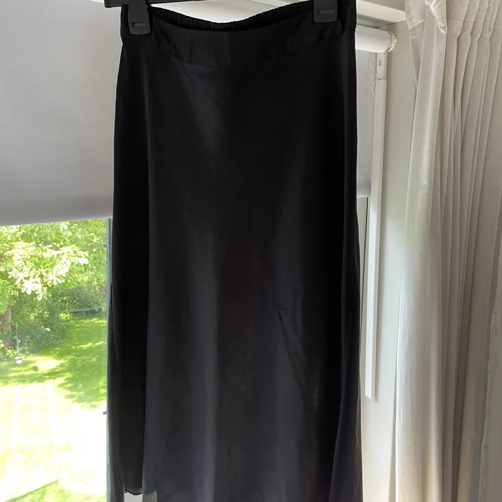 Ganska lång satinliknande kjol från veromoda i storlek s. Kjolar.