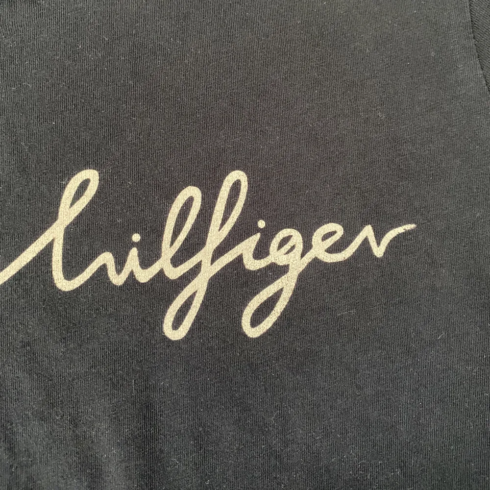 Säljer min marinblåa Tommy Hilfiger t-shirt då den inte kommer till användning längre. Den är använd några gånger, färgen på texten har slitits av lite från tvätten som man kan se på andra bilden men inget men tänker på. Köparen står för frakten! 💙. T-shirts.