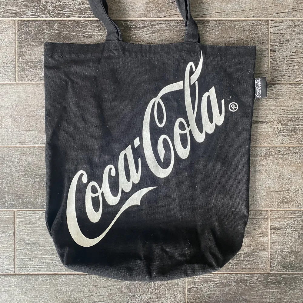 Coca Cola totebag i lite tjockare material. Den är i väldigt bra skick.. Väskor.