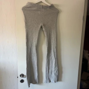 Byxor  - Mjuka gråa byxor 