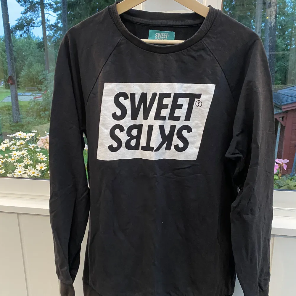 En sweatshirt från Sweet SKTBS i storlek S. Den är använd men i fint skick. Hoodies.