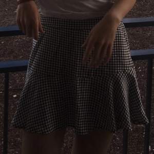 Rutig kjol ifrån hollister, inbyggda shorts i 🥳 storlek xs 💛