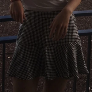Hollister kjol - Rutig kjol ifrån hollister, inbyggda shorts i 🥳 storlek xs 💛