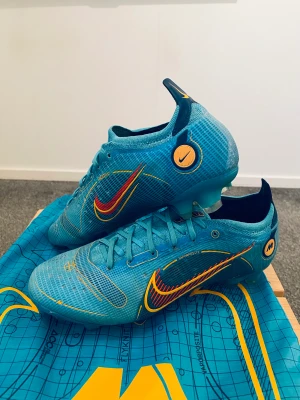 Nike mercurial vapor - Säljer mina fotbollsskor pga av att dom har blivit för småa. Används fåtal gånger. I skick så är det en 9/10. Pris kan diskuteras!