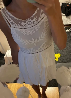 Vit klänning  - Säljer en söt vit klänning som tyvärr är för liten, köparen står för frakten🤍