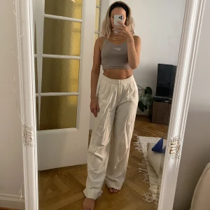 Linnebyxor Gina Tricot - Utmärkt skick! Säljer då de blivit för stora för mig. 