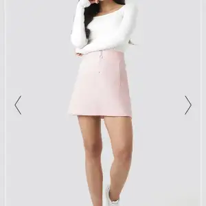 Söt rosa kjol från Nakd. Använd ett fåtal gånger men nu ligger dem mest och dammar så bättre att den kommer till användning hos någon annan 🥰 Storlek 36. 