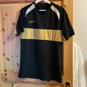 Nike T-shirt  - Nike T-shirt i storlek M. Den är i bra använt skick, det finns inga hål eller likande. 