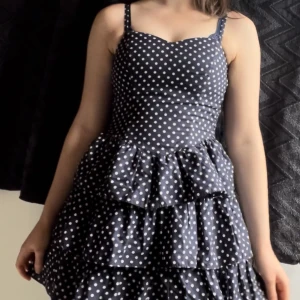 Prickig klänning  - Prickig klänning i fint skick, endast använd en gång, slutar en bit ovanför knäna 