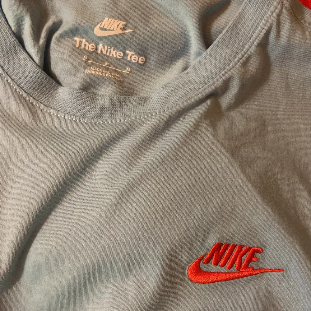 Nike T-shirt i storlek M. Den är helt oanvänd och endast testad. Finns inga märken eller hål.. T-shirts.