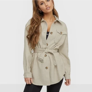 Vero Moda jacka - Inköpt förra året, går inte att få tag på längre! Storlek S men sitter mer som XS, spånnet är borta (se på bild) därav priset.💞