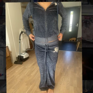 Pink set - Säljer SJUKT unikt Victoria secret(Pink) set, det är äkta och i sååå fint skick💙Säljer inte enskilt bara set. byxbens längd: 97. Midjemått:41 (kom med egna prisförslag)