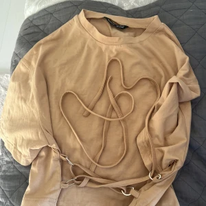 Topp/t-shirt från shein - kort Topp/t-shirt med knytning i en orange beige färg som är super fin, aldrig använd 🩷🩷