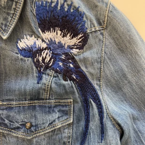 BRODERAD JEANSSKJORTA - Jeansskjorta från Guess med broderade detaljer på axlarna 🩵