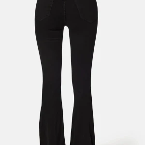 Ginatricot svart flare byxa  - Den är väldigt fin och soft inga fläckar. Jag råka köpa fel storlek. De därför jag säljer ska köpa ett nytt storlek. Rekommenderar att denna e jätte bra byxa!! Kan bara ses i Stockholm.