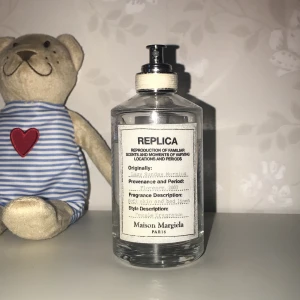 Lazy Sunday Mornings - Säljer denna drömmiga parfymen från Maison Margiela som är bästsäljare i Japan. 🛀🏻🚿🧴🛏 Ungefär 80 ml kvar ( 100ml flaska ). Har en svag missfärgning på etiketten vid vänstra kanten. Ingen förpackning.  Säljer för endast 550. ( nypris 1550 kr )  