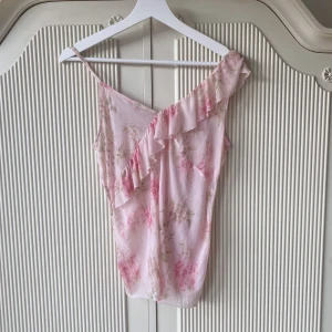 Linne - Gullig somrig topp. Bara att skriva vid eventuella frågor 💘