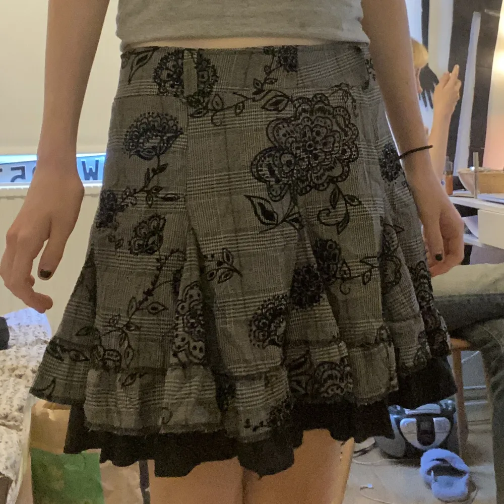 Jättefin, fladdrig kjol som jag använt typ en gång. Kjolar.