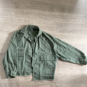 Grön zara jacka - Perfekt jacka till hösten! Passar till allt. Jätte skönt material. Storlek xs men passar även S och M❤️🙌 Köparen står för frakt😇