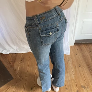 Lågmidjade bootcut  - Midjemått- 42cm (rätt över)  Inerbenslängd - 70cm  Jag är 170 på bilderna! Och är litte korta på mig som ni ser. Inga defekter!  Du kan använda KÖP NU💕