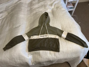 Kort hoodie pull&bear - Kort hoodie med luva i storlek xs men passar även S. Använd 2 gånger och i nyskick. Nypris 390 kr.