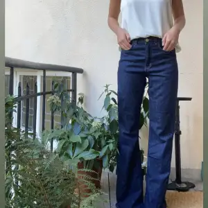 Cos jeans i modellen relaxed flare. Använda en gång. Low rise, full length. Strl 26