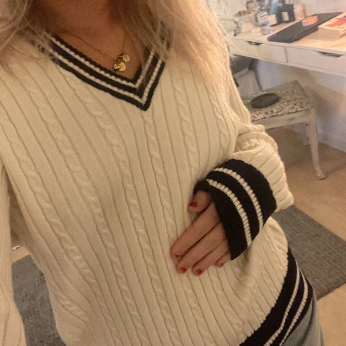 Stickad vit tröja med blå detaljer 💙 - 90