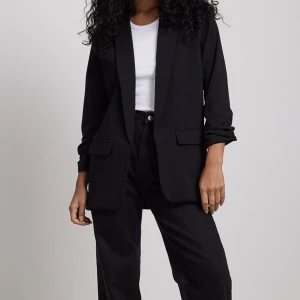 Svart kavaj - Säljer min älskade svarta kavaj från NA-KD då den tyvärr inte kommer till användning längre! Nypris 599! Storlek 38 och lite Oversize i modellen! Skriv för fler bilder💕 inga skador! Ja 