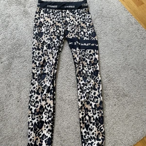 Stronger träningstights  - Säljer mina träningsthigts från stronger då de aldrig kommer till användning längre. De är använda förut men i fint skick. Köpta för 799kr, storlek S💞