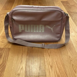 Perfekta rosa puma skolväskan  - ANVÄND INTE KÖP DIREKT!! 💞En skitnajs rosa axelremsväska / skolväska från puma! Har använd denna en hel del men den är ändå i så bra skick vilket tyder på bra kvalitet. Har fått lite mörkare rosa ton inuti på vissa ställen pga vatten (som har torkat)