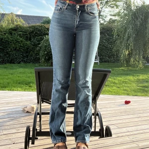 Jeans H&M - Mid rise straight/lite bootcat jeans från HM i storlek 34, sitter såhär på mig som är 1,64:)