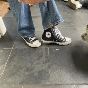 Svarta converse - Säljer ett par nästan oanvända svarta converse i storleken 37,5. Skorna har några fläckar längst sulan och på övre framdelen men det allra mesta går bort med bara lite vatten och såpa, annars är dom i väldigt bra skick. Skriv om ni önskar fler bilder.