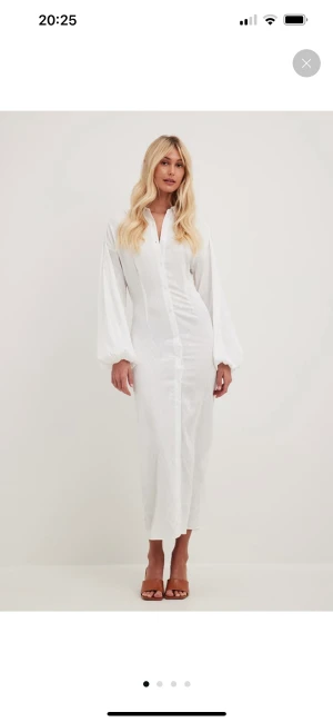 Vit klänning  - Vit klänning från NA-KD, aldrig använd. Köpt för 600kr säljer för 300kr och den är slutsåld i hemsidan❤️ storlek 32 passar XS/S. Köparen står för frakt o jag kan mötas upp i Örebro