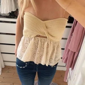 Zara topp med volang  - Säljer denna jättesöta toppen ifrån zara som inte kommer till användning. Säljs inte längre och är i jättebra skick. Stickad upptil med broderad volang nertill. Tyck på köp nu eller via Swish💗skriv vid frågor