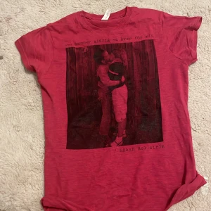 Håkan Hellström t-shirt - Säljer för den var för liten för mig har bara provat den annars i fint skick inte alls genomskinlig   Buda gärna