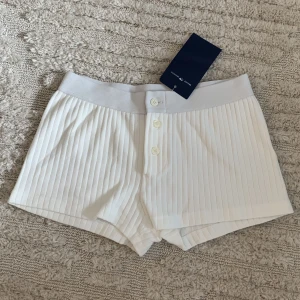 brandy shorts - vita ribbade shorts från brandy melville 💕helt helt nya med lappen kvar. aldrig använda. säljer då det inte går att lämna tillbaka dem till butiken. 