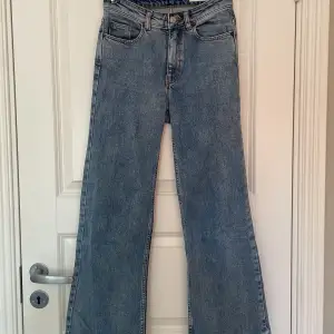 Ett par jeans från Carin Wester. De är låga i midjan på mig och även ganska korta i benen🤍