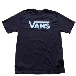 Svart Vans T-shirt. Använd få gånger. I storlek 12-14 år men sitter som en S. 
