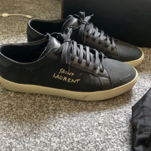 Saint Laurent low - Storlek 41, sitter som en 42