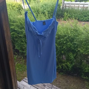Klänning  - Säljer En Helt Ny blå klänning,aldrig andvända.