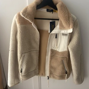 Jacka - Aldrig använd, prislappen e kvar.   Ordinarie pris: 4 600 kr