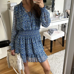 Blå zara klänning - Köpt för ca 2 månader sen. Aldrig använd. Prislapp är kvar. Den är slut överallt och väldigt populär.